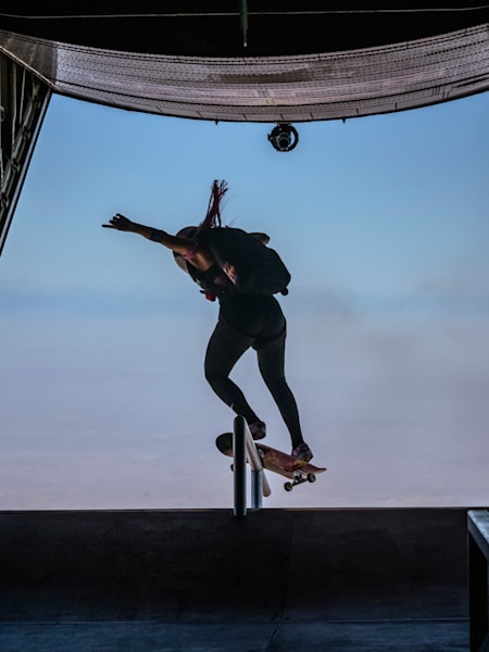 Birovning oyogini eshagiga kotarayotgani videosi