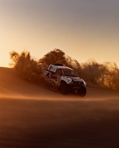 Una Toyota Hilux affronta le dune del deserto dell'Arabia Saudita