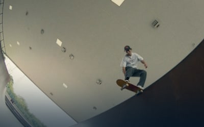 Le skateur Alex Sorgente réalise un drop impressionnant lors du tournage du projet VERO AMORE.