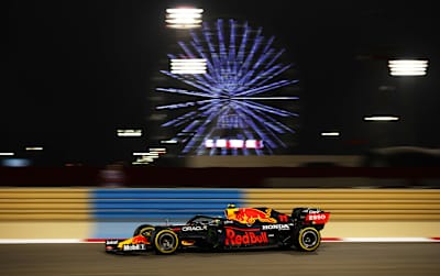 Sergio Pérez de México conduciendo el RB16B Honda de Red Bull Racing en pista durante prácticas durante el Gran Premio de F1 de Baréin en el Circuito Internacional de Baréin el 26 de marzo, 2021.
