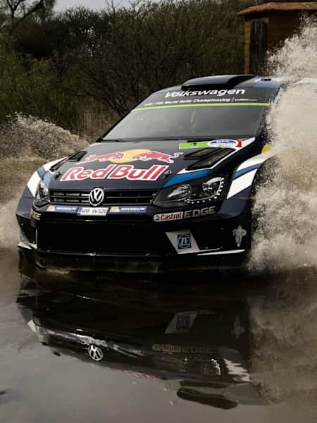 Le pilote français Sebastien Ogier roule au volant de sa voiture dans une flaque d'eau pendant le Rallye du Mexique, manche du championnat du monde WRC 2016.
