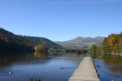 Apparu il y a 10 000 ans, le lac Chambon est le résultat d’une coulée volcanique. C'est l'un des plus beaux lacs où nager en eau libre en France.