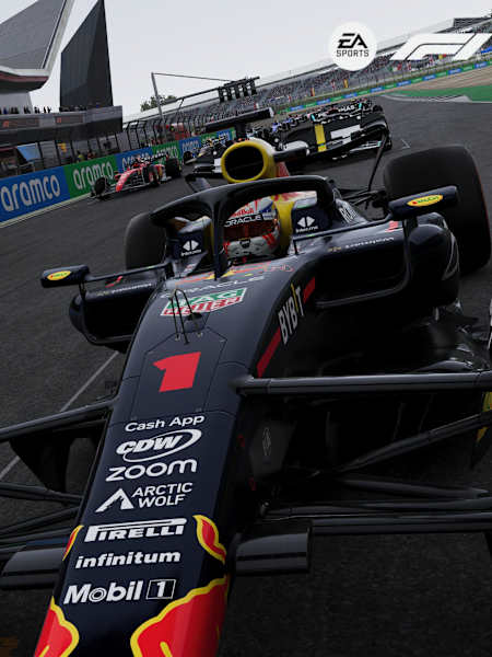 La captura de pantalla de F1 23 muestra el coche de Max Verstappen al comienzo del circuito de Silverstone.