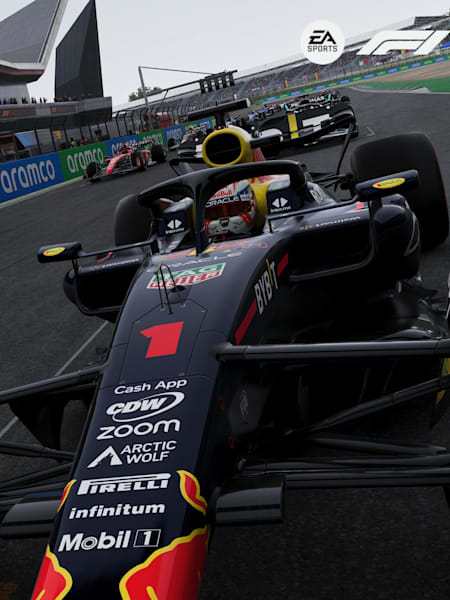 La captura de pantalla de F1 23 muestra el coche de Max Verstappen al comienzo del circuito de Silverstone.