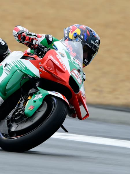 Le pilote tricolore Johann Zarco devient le premier Francais à remporter le Grand Prix de France de MotoGP depuis 1954.
