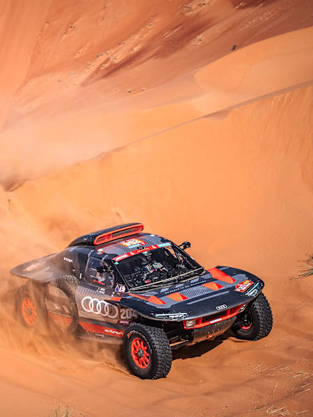 希少　サイン付き　オランダアムステルダムFIAスポーツカー選手権　写真集 ダカール・ラリー2024】：カルロス・サインツが4輪部門総合優勝