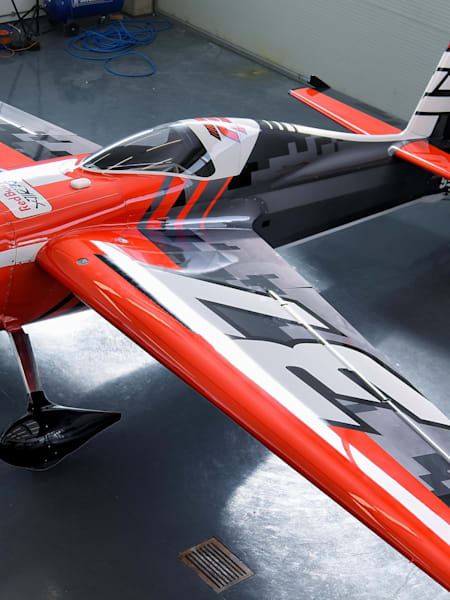 Peter Podlunšek med krstnim poletom z Edge 540 V2.