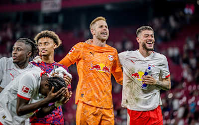 Brankár RB Lipsko Péter Gulácsi má po víťazstve so spoluhráčmi oslavnú náladu.