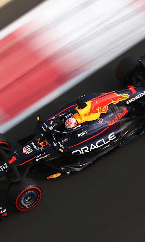 Max Verstappen pilotando el Oracle Red Bull Racing RB21 en pista durante los entrenamientos finales previos al Gran Premio de F1 de Abu Dhabi en el circuito de Yas Marina el 6 de diciembre de 2025. 