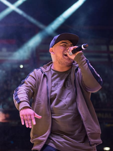 El MC mexicano Aczino durante su actuación en la Final Mundial de Red Bull Batalla de los Gallos 2017 celebrada en ciudad de México.