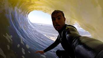 Le surfeur Natxo González surfe dans un rouleaux de Skeleton Bay en Namibie en Afrique du Sud.