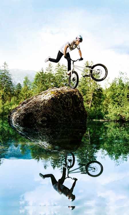 Fabio Wibmer clava una cabriola en el Lago Hallstatt durante una sesión de fotos para The Red Bulletin.
