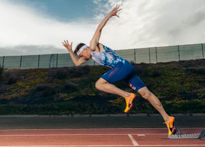 Karsten Warholm, 10 Şubat 2024'te Tenerife'de bir antrenman sırasında performans sergiliyor.