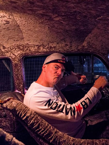 Mad Mike al volante de un auto de Cholo's Custom en Tokio.