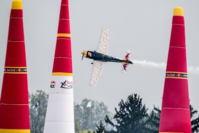 La Française Mélanie Astles pilote son avion dans le ciel du Red Bull Air Race d'Indianapolis.
