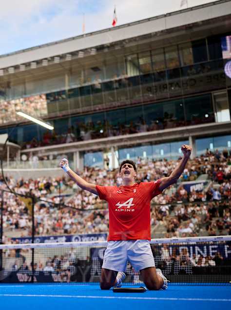 Arturo Coello célèbre lors de la finale du Paris Major Premier Padel à Paris, en France, le 13 septembre 2026, devant un public en liesse.