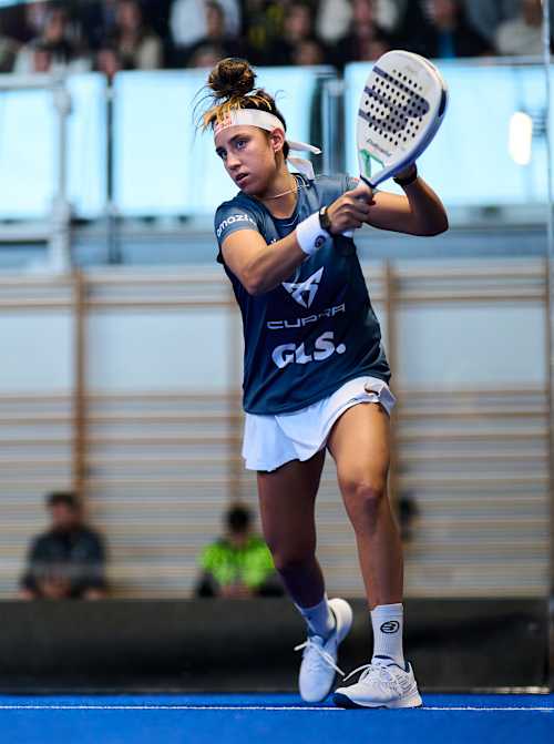 Beatriz González in action at the Gijón Premier Padel P2, Palacio de Deportes de la Guía, on February 27, 2025, bringing high-energy Red Bull spirit to the court