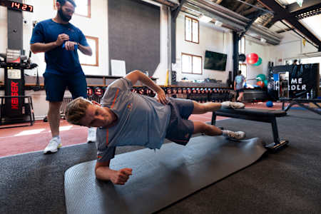 Le joueur de cricket australien Cameron Donald Green réalise une planche latérale lors d'un entraînement au centre de performance Red Bull.