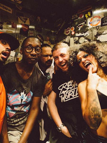 Buraka Som Sistema posa para una foto durante el Red Bull Music Academy Weekender 2014 en Viena.