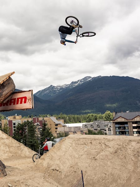Truco en el aire de Dawid Godziek en el evento Red Bull Joyride
