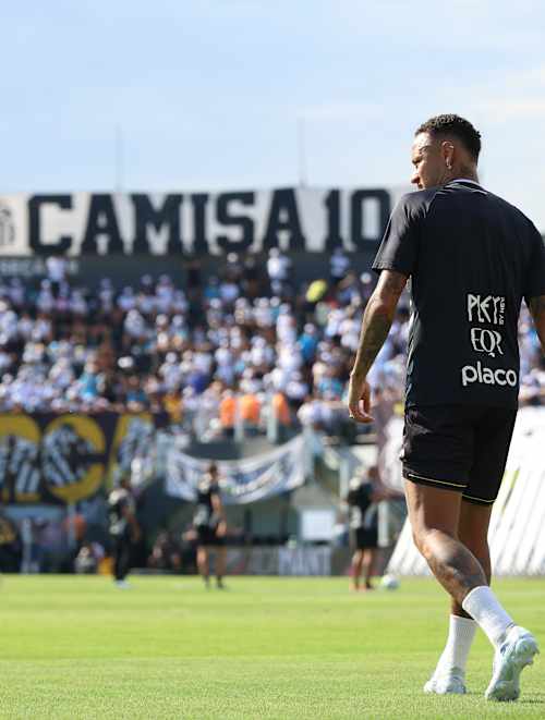 Neymar Jr playing football for Santos FC 