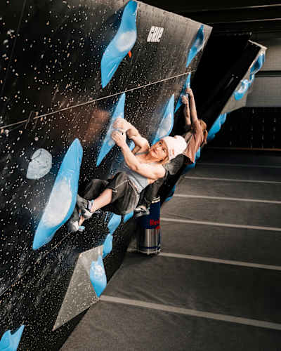 Les grimpeuses Shauna Coxsey et Erin McNeice escalade un mur lors du PCL Test Event à Nimègue, aux Pays-Bas, le 15 décembre 2025.