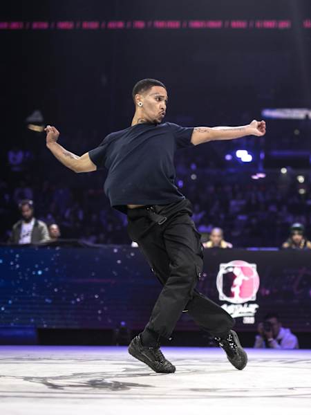 Diablo dancing with the judges in the background at the 2019 Juste debut finals in France.