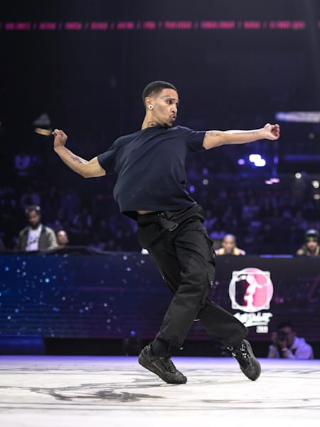 Diablo dancing with the judges in the background at the 2019 Juste debut finals in France.