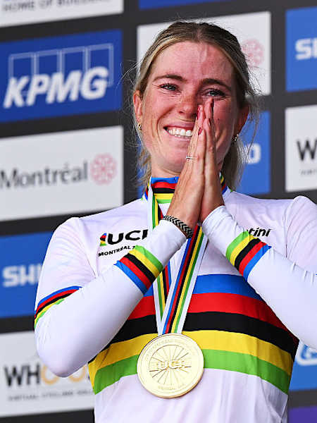 Demi Vollering, Kanada'nın Montreal kentinde düzenlenen 99. UCI Yol Bisikleti Dünya Şampiyonası'nda zaferini kutluyor.