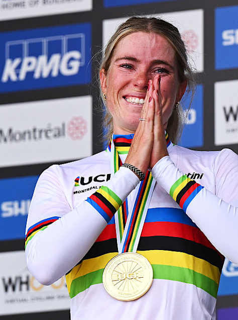 Demi Vollering feiert ihren Sieg im Straßenrennen bei den 99. UCI-Straßenweltmeisterschaften in Montreal, Kanada.