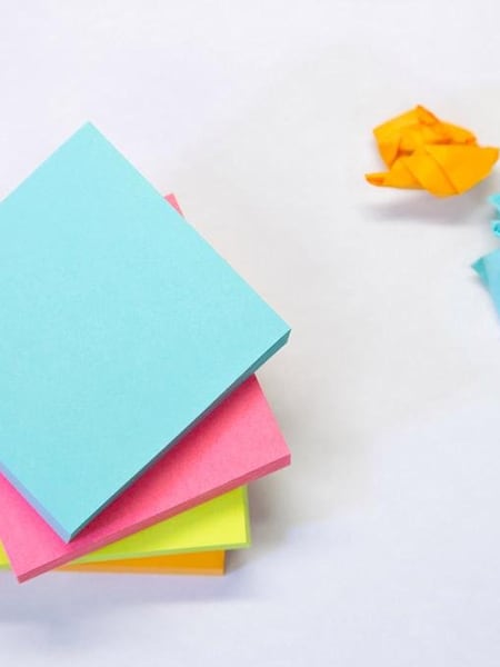 Una foto con varios tacos de papel y otros arrugados.