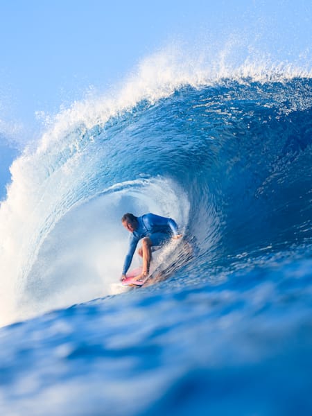 Jamie O'Brien surfea Pipeline en el North Shore de Hawái (2018).