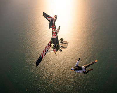 Un paracaidista maniobra hacia un Red Bull Cessna con un freno de aire modificado en el aire. 