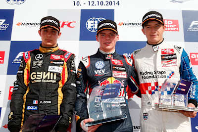 Max Verstappen et Esteban Ocon sur le podium  Championnat d'Europe de Formule 3 de la FIA à Imola.