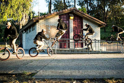 Le pilote de BMX Anthony Perrin ride en BMX Street dans les rues de la ville de San Diego aux US.