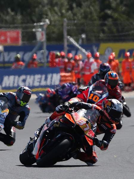 Le pilote de moto Pedro Acosta en virage.