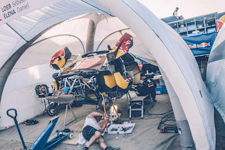 Dakar : Un mécanicien travaille sur le stand Peugeot lors de l'édition 2016 du rallye-raid.