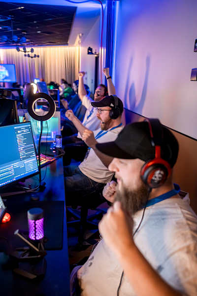 Friberg, Olofmeister y f0rest celebran su victoria durante la gran final del torneo de Counter-Strike 2 en el Red Bull Gibaway de Gotemburgo, Suecia, el 17 de febrero de 2024.