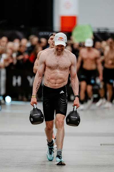Iivo Niskanen réalise l'épreuve du farmer's carry lors d'une compétition HYROX à Helsinki, en Finlande, en mai 2026.