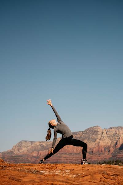 Une athlète fait du yoga après une séance de running.