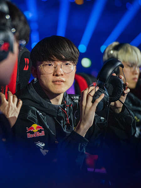 Faker et son équipe T1 se préparent à entrer en jeu lors d’un tournoi esports, casque gaming en main et concentrés sur la compétition.