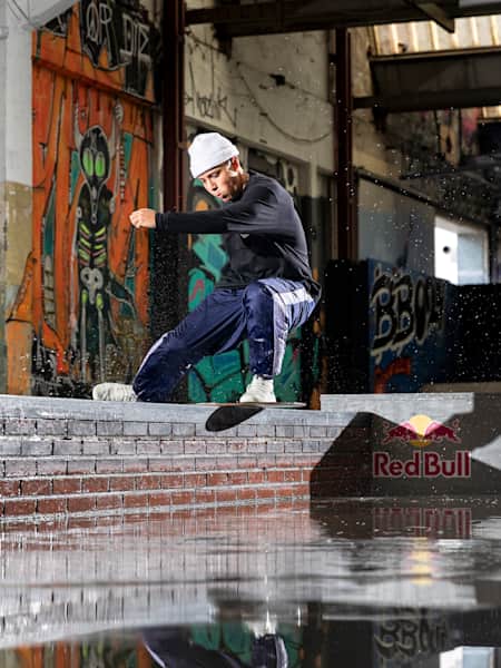 Skimboarder Adrien Raza heeft zijn board fully onder controle