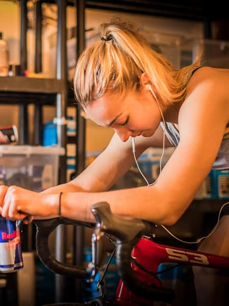 Tahnée Seagrave off-season training on the turbo trainer