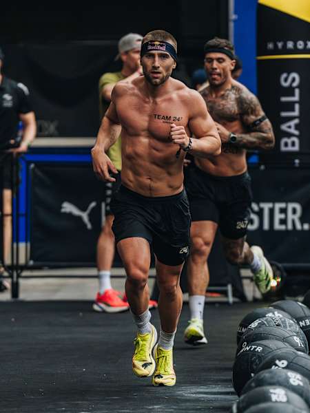 Jake Dearden występuje na Mistrzostwach Świata Hyrox.