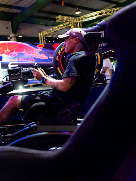 Participante en el Red Bull Gaming Ground 2024 Sudáfrica, en Johannesburgo, en un simulador de conducción.