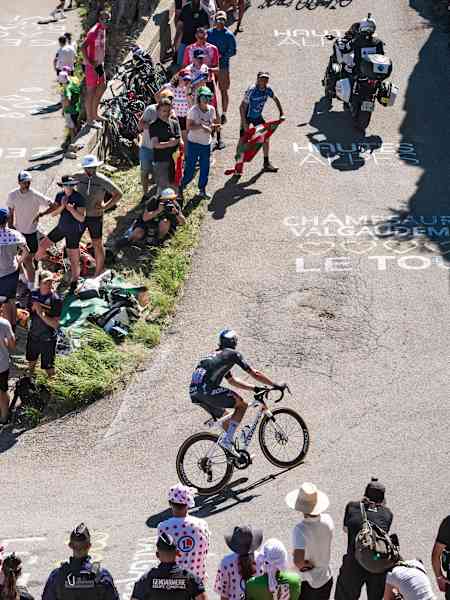 Marco HALLER (AUT/Red Bull-Bora-Hansgrohe) sale sul Col du Noyer (alt. 1644m) durante la 17a tappa da Saint-Paul-Trois-Châteaux a Superdévoluy (FRA/178km) del 111° Tour de France del 17 luglio 2024.
