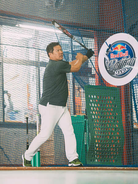Red Bull Batting Mania: 元ホームラン王、山﨑武司が挑戦してみた!