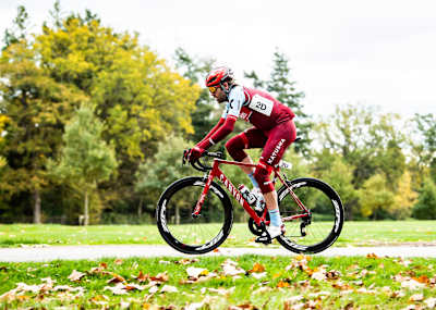 Le cycliste pro Alex Dowsett pédale sur son vélo lors du Red Bull Timelaps à Windsor Great Park.