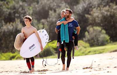 Sam e a família prontos para o surfe.