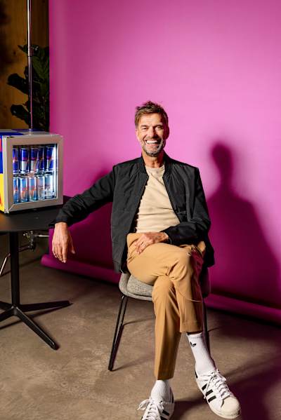 Jürgen Klopp posa para uma foto durante uma sessão de fotos para promover sua nova função como diretor de futebol global da Red Bull. 